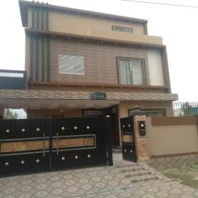 10 marla house brand new house. Demand 175. Central Park society main feruzepur road kahna Lahore