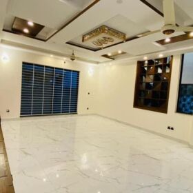 1 Kanal Brand New Semi Furnished House 𝐢𝐧 , Bahria Town Lahore 𝐅𝐨𝐫 Sale