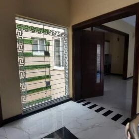 10 Marla Old House For Sale In Bahria Town DD- Block Good Location Near Park 