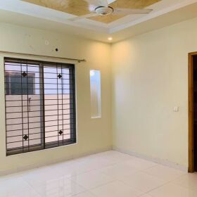 8 Marla Like New Semi Furnished House 𝐢𝐧 , Bahria Town Lahore 𝐅𝐨𝐫 Sale