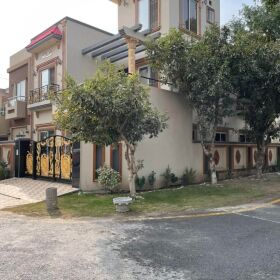 8 Marla Brand New Corner Semi Furnished House for Sale 𝐢𝐧  Bahria Town Lahore 
